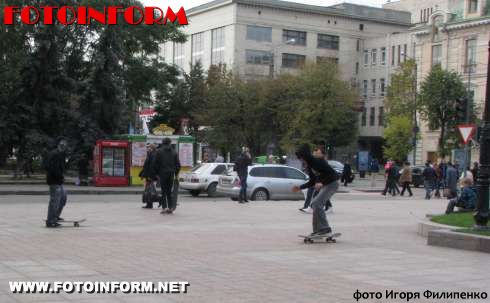 Центральную площадь Кировограда облюбовали подростки-скейтбордисты (фото)